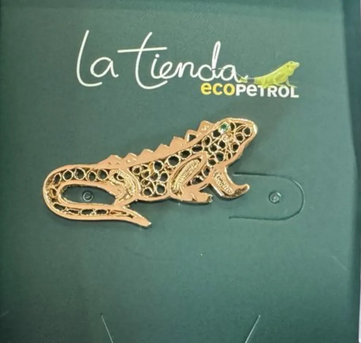 Pin filigrana en plata enchapado en oro con ojo en circón verde